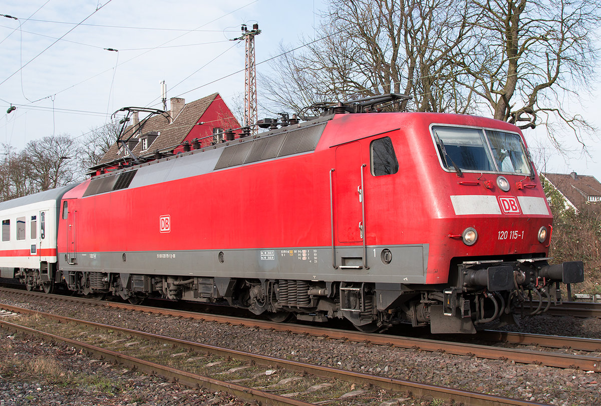 Aufgrund der Bauarbeiten auf der Hauptstrecke werden einige Fern- und Regionalzüge über die Güterstrecke umgeleitet. 120 115 auf dem Weg von Hamburg nach Düsseldorf HBF durchfährt gerade den ehemaligen Bahnhof Ratingen Lintorf.