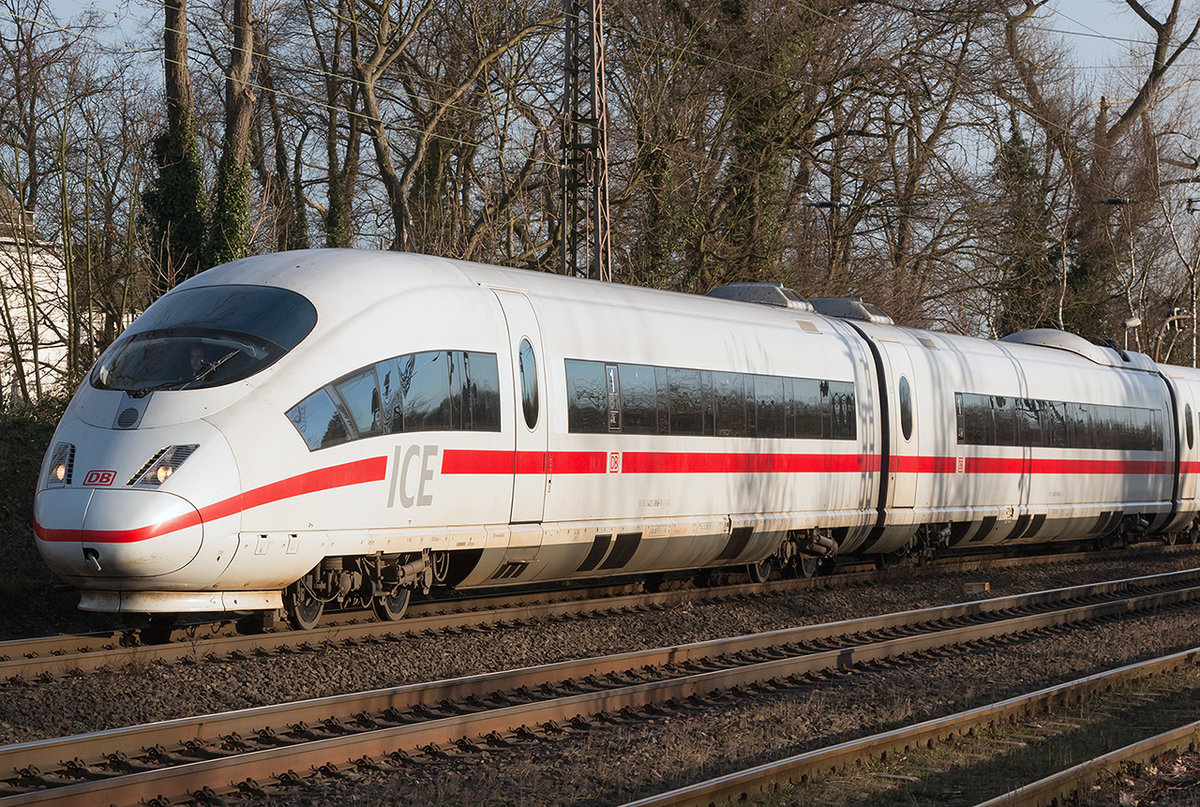 Aufgrund der Bauarbeiten auf der Hauptstrecke werden einige Fern- und Regionalzüge über die Güterstrecke umgeleitet. Dieser ICE3 durchfährt in Richtung Duisburg den ehemaligen Bahnhof Ratingen Lintorf.