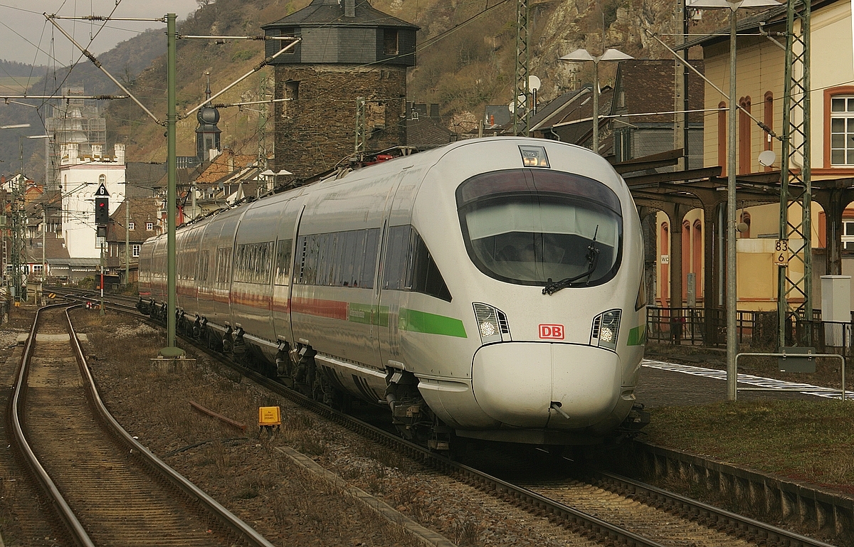 Aufgrund von Bauarbeiten auf der linken Mittelrheinstrecke am Wochenende fährt dieser ICE 3 am 12.03.2022 durch den Bahnhof Kaub.