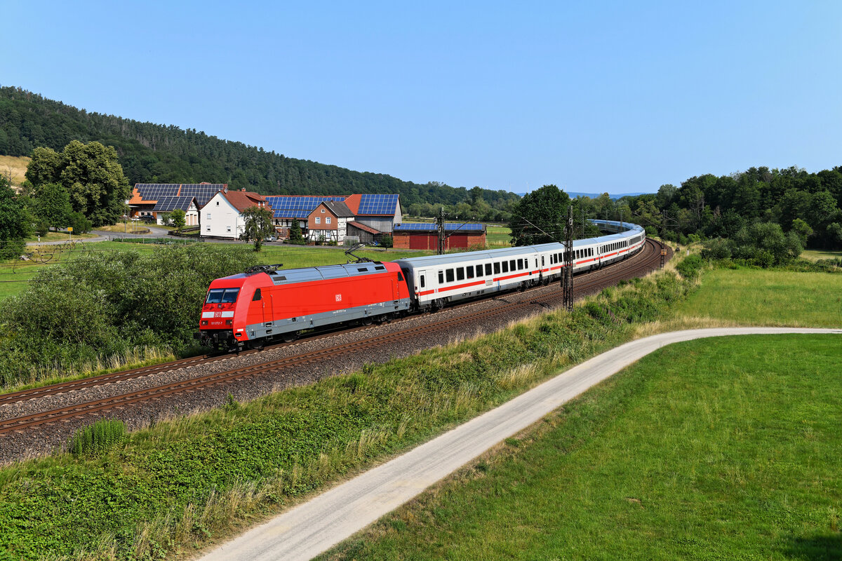 Aufgrund von Bauarbeiten auf der Neubaustrecke zwischen Kassel und Fulda nahm der IC 2083 nach Berchtesgaden am 09. Juli 2023 den Weg über die alte Nord-Süd-Strecke und konnte daher am Motivklassiker bei Hermannspiegel dokumentiert werden. Die Zeit der IC 1 Garnituren läuft unweigerlich ab, zum Fahrplanwechsel werden die Wagen der Gattung ARkimmbz288 - die klassischen BordBistros, die einst aus den ABm225 umgebaut wurden - endgültig abgestellt. Und auch sonst wird das Einsatzgebiet immer kleiner. Ob der hauptsächlich für touristische Zwecke eingesetzte  Königssee  weiterhin angeboten wird, war zum Aufnahmezeitpunkt jedenfalls nicht klar. Aus diesen Gründen war mir 101 072 mit besagtem Zug auf jeden Fall eine Aufnahme wert.