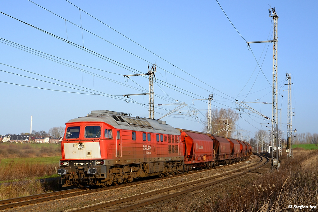 Aufgrund von Bauarbeiten in Bad Kleinen wurde im November/Dezember der Güterverkehr Zwischen Rostock und Wismar über Bad Doberan umgeleitet. Hier zu sehen die 232 283 in Rieckdahl auf dem Weg nach Wismar. 28.11.13