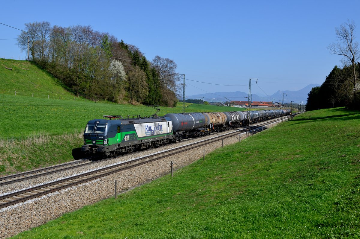 Aufgrund von Bauarbeiten im Bahnhof Passau fand am Nachmittag des 09. April 2017 ein umfangreicher Umleitungsverkehr auf der Westbahnstrecke und der KBS 951 statt. Einer der umgeleiteten Güterzüge war der DGS 48896, der von der für die Rurtalbahn fahrenden 193 229 geführt wurde.