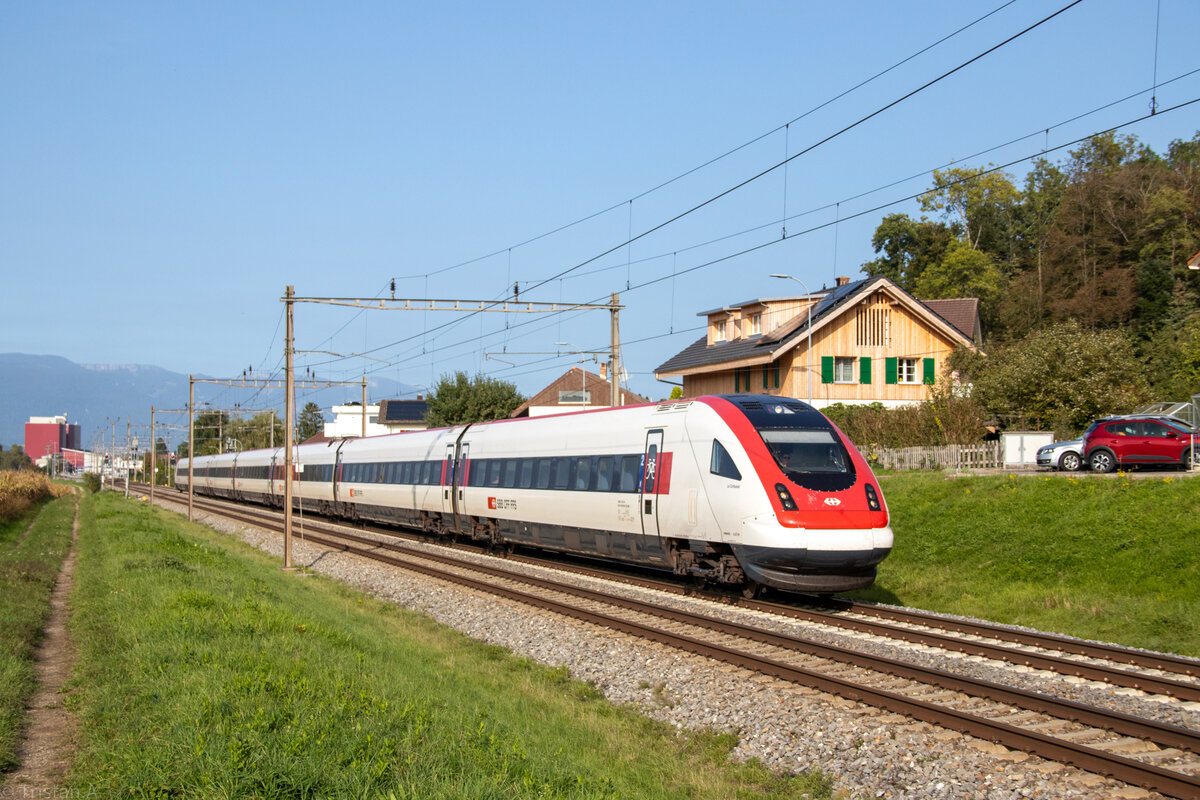 Aufgrund von Bauarbeiten fuhr der IC51 aus Basel nach Lyss. Dies führte zur einmaligen Gelenheit, die RABDe 500 zwischen Biel und Lyss zu knipsen. Hier fährt der RABDe 500 000 durch Busswil. 1.10.2023