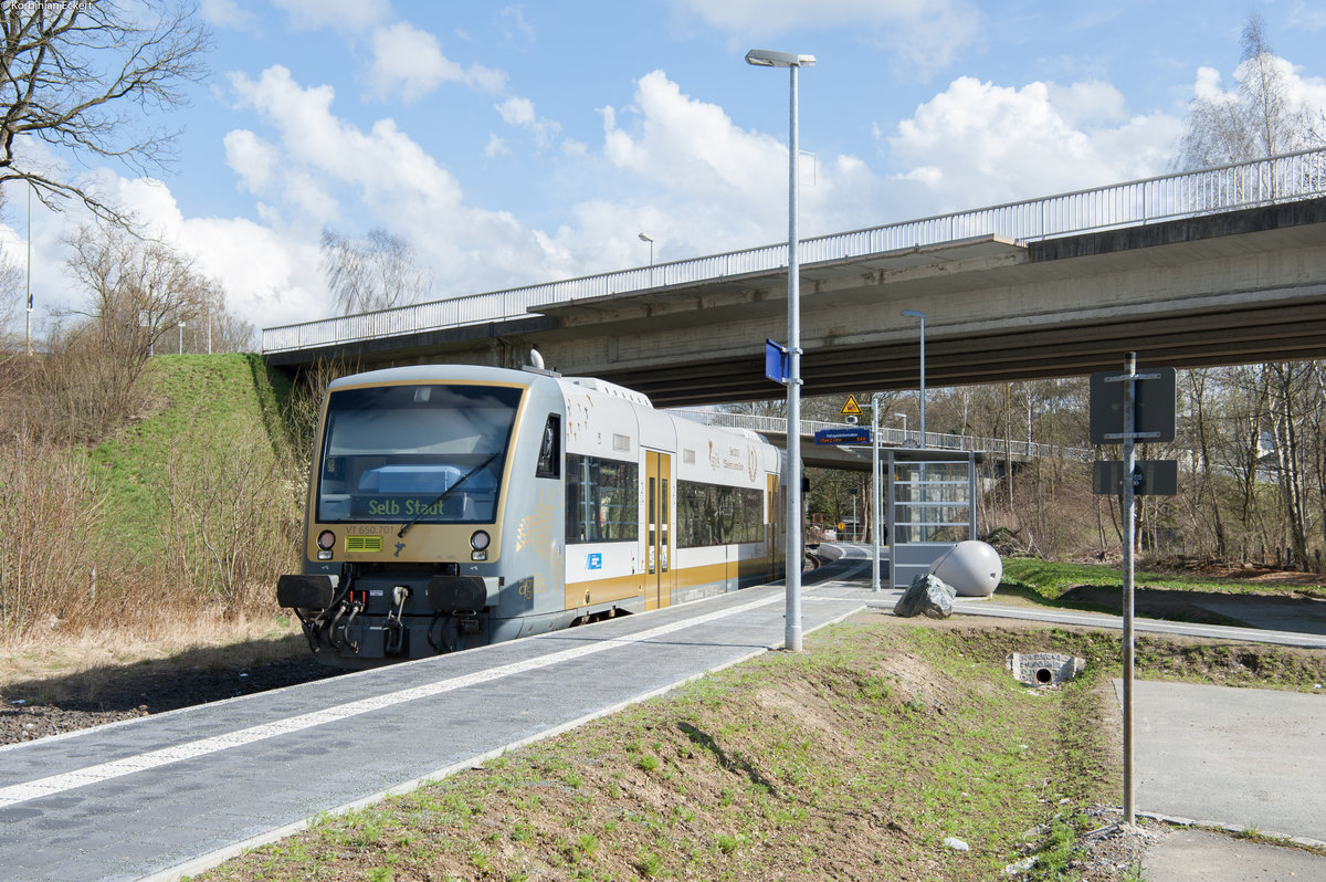 Aufgrund von Bauarbeiten startete ag 84417 von Hof nach Selb Stadt bereits in Oberkotzau. Hier steht der Zug in Oberkotzau, 13.04.2018