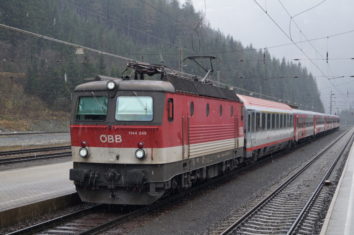 Aufgrund von Bauarbeiten ist die Strecke im Bereich Gasteinertal (zw. Schwarzach-St.Veit und Böckstein) unterbrochen.

Foto: SIC 10590 Böckstein - Klagenfurt Hbf, am 18.04.2015