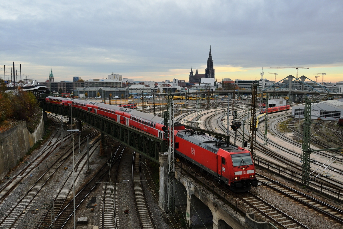 Aufgrund von Bauarbeiten ist die Verbindung zwischen Ulm Hbf und der Filstalbahn vom 25. Oktober 2018 bis 9. November 2018 nicht befahrbar. Die Regionalzüge, sowie einige Güterzüge fahren deshalb über Ulm Rangierbahnhof, von wo sie mit geänderter Fahrtrichtung in den Hbf fahren. So auch 146 219 mit ihrer RB am 31. Oktober 2018.