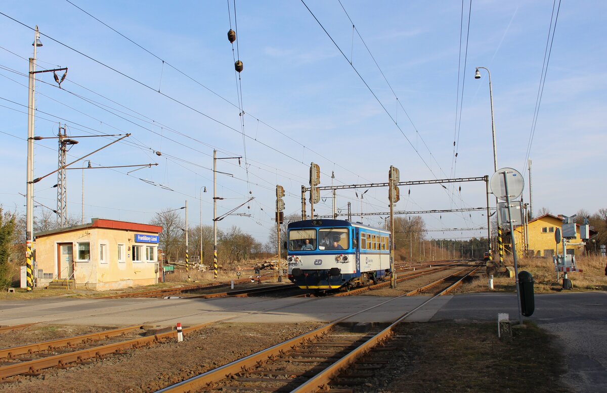 Aufgrund von Bauarbeiten war zwischen Vojtanov und Bad Brambach vom 13.-15.03.17 gesperrt. Deshalb pendelte ein 810er zwischen Cheb und Vojtanov. Hier zu sehen 810 561-1 am 15.03.17 in Františkovy Lázně.