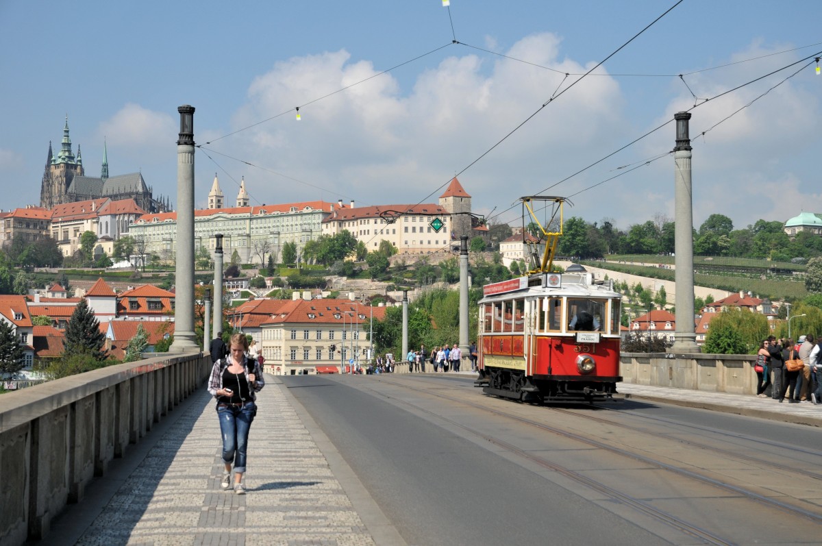 Aufgrund von Bauarbeiten werden die historischen Stadtrundfahrten umgeleitet. 351 am 26.04.14 auf der Mánesův most
