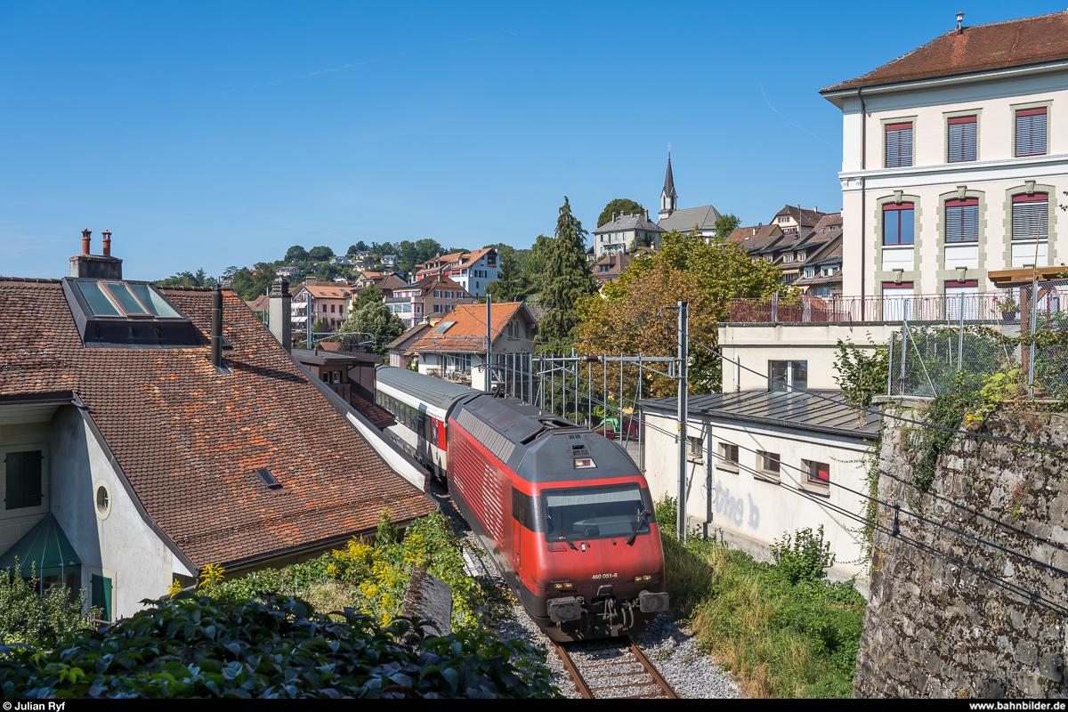 Aufgrund von Bauarbeiten zwischen Lausanne und Vevey wurden die IR 90 an den Wochenenden 29./30. August und 12./13. September 2020 via Palézieux umgeleitet. Nachdem am ersten regnerischen Wochenende gleich zwei EW-IV-Pendel auf der steilen Rampe stecken geblieben sind und das Konzept danach zugunsten eines Shuttlebetriebs mit zweimaligem Umsteigen für die Fahrgäste aufgegeben wurde, war am zweiten Wochenende gutes Wetter vorhergesagt und die Züge erklommen die Rampe problemlos.<br>
Re 460 051 mit EW-IV-Pendel am 12. September 2020 als IR 90 in Chexbres.