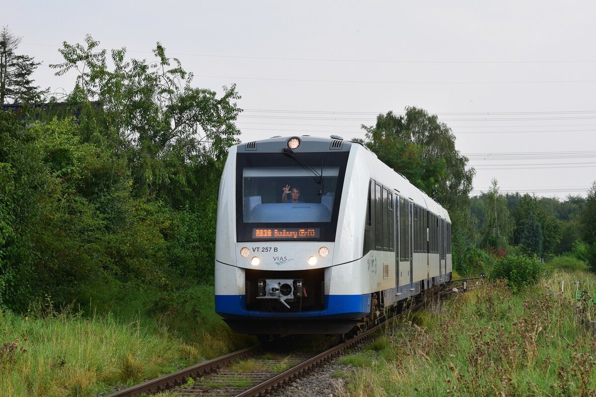 Aufgrund von Brückenbauarbeiten zwischen Bergheim und Quadrath verkehrt die Vias auch auf dem Abschnitt Bedburg - Bergheim. Somit gibt es seit der Übernahmedurch Vias erstmals wieder Durchgangsverkehr bis Neuss und Düsseldorf. VT257 erreicht den Haltepunkt Paffendorf. 

Paffendorf 17.09.2021