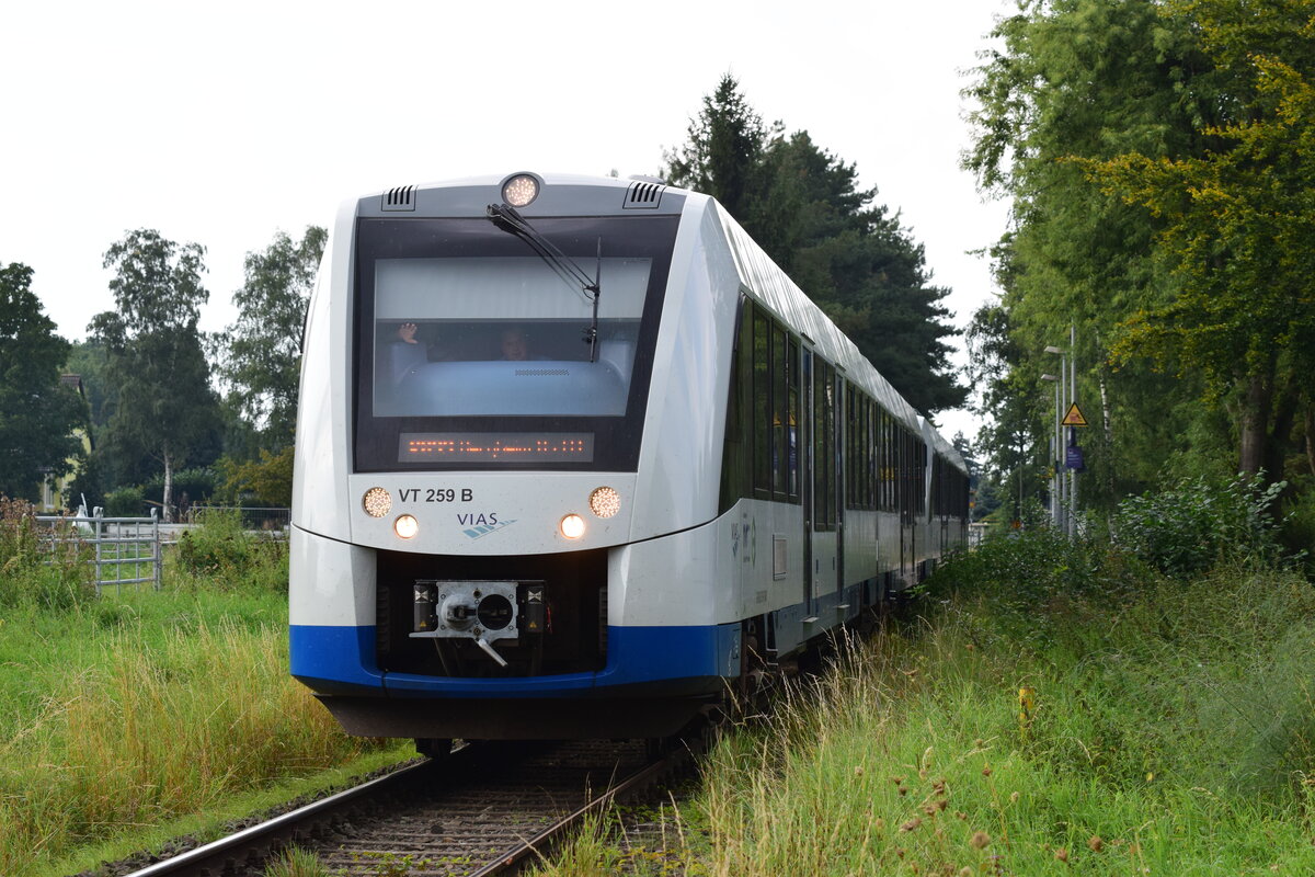 Aufgrund von Brückenbauarbeiten zwischen Bergheim und Quadrath verkehrt die Vias auch auf dem Abschnitt Bedburg - Bergheim. Somit gibt es seit der Übernahmedurch Vias erstmals wieder Durchgangsverkehr bis Neuss und Düsseldorf. VT259 verlässt soeben Paffendorf in Richtung Bergheim.

Paffendorf 17.09.2021