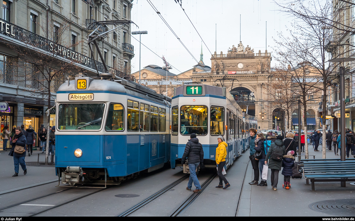 Aufgrund einer chaotisch verlaufenen und deshalb um mehrere Jahre verzögerten Trambeschaffung herrscht bei den VBZ derzeit akuter Fahrzeugmangel. Im Februar bzw. September wurden deshalb die beiden museal erhaltenen Be 4/6  Mirage  1674 und 1675 für den Liniendienst reaktiviert. Während sie zuerst einzeln auf den Linien 8 und 17 eingesetzt wurden, verkehren sie jetzt seit dem 25. November in Doppeltraktion von Montag bis Freitag jeweils Abends auf der Linie 13.<br>
Kreuzung mit dem Nachfolger Tram 2000 in der Bahnhofstrasse am 30. Dezember 2019.