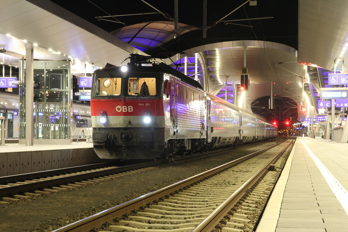 Aufgrund der derzeitigen Situation und der Einstellung der Personenverkehrs in Slowenien wendet der EC151 (Wien Hbf - Ljubljana) in Graz Hbf auf den EC158 (Zagreb Glavni kolodvor - Wien Hbf) und der EC159 (Wien Hbf - Zagreb Glavni kolodvor) in Graz Hbf auf den EC150 (Ljubljana - Wien Hbf).
Am Abend des 18.3.2020 steht der EC150 bespannt mit 1144 261 in Graz Hbf und warten auf die Abfahrt nach Wien Hbf.