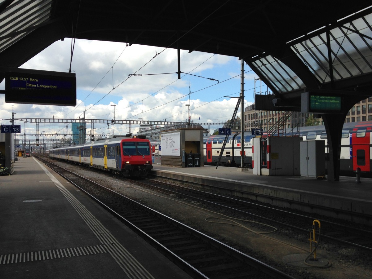 Aufgrund des Ausfalls eines ICN kam es am 24.09.2015 zu einem usserst seltenen Ersatzzug-Einsatz: Der 5-teilige NPZ (Reserve in Biel) verkehrte von Biel nach St. Gallen und zurck. Die letzten verbliebenen NPZ (Typ RBDe 562) werden normalerweise nur noch in der Westschweiz eingesetzt, somit konnte dieser Pendel nach langem wieder einmal einen Ausflug in die Ostschweiz unternehmen; Bt 50 85 29-35 951-7, B EWI 612-4, 601-7, AB EWI 602-3 und RBDe 562 003-4 als ICN 526 St. Gallen - Biel/Bienne (-Genve-Aroport) bei Einfahrt in Zrich HB, 24.09.2015.
