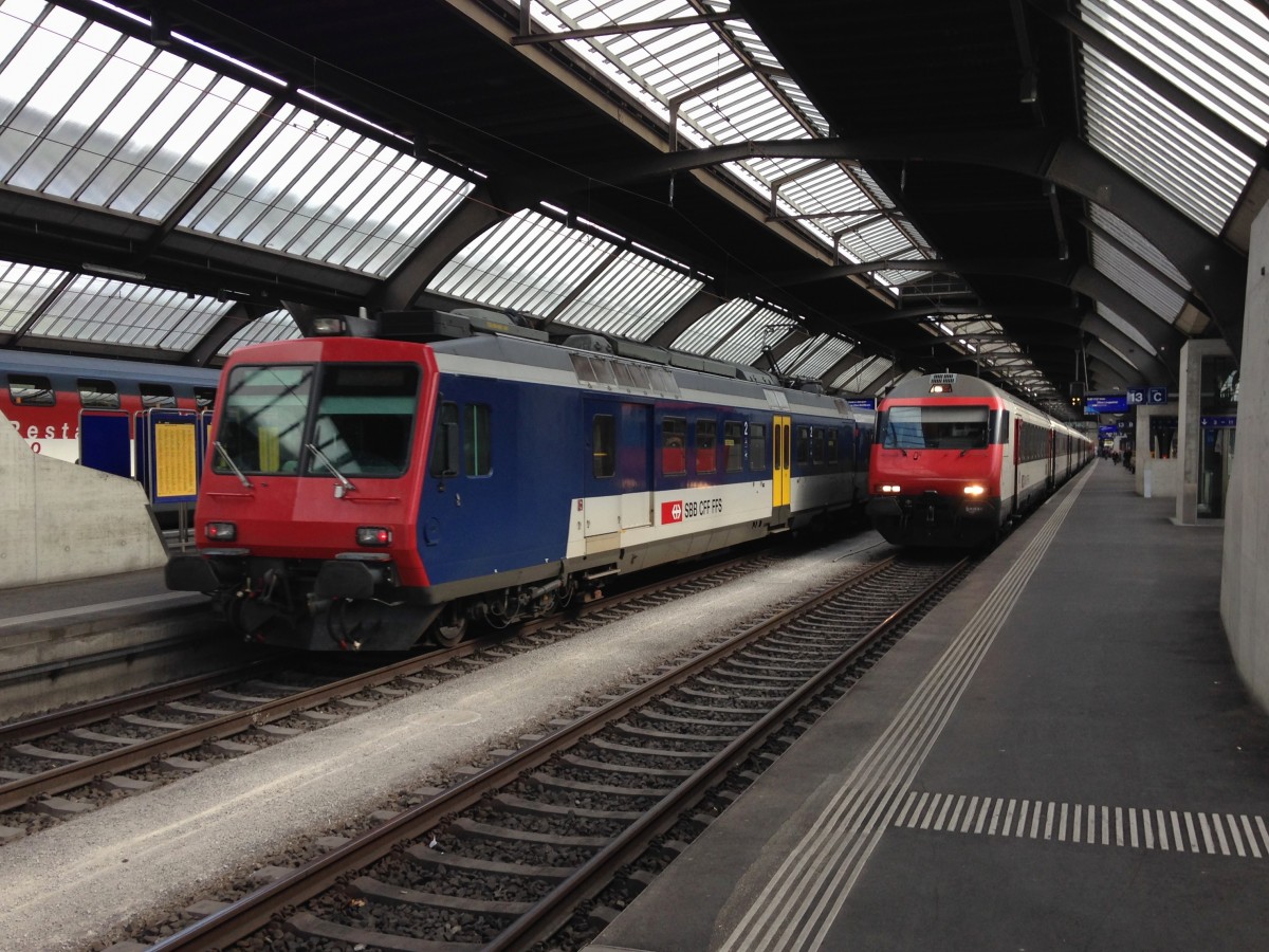 Aufgrund des Ausfalls eines ICN kam es am 24.09.2015 zu einem usserst seltenen Ersatzzug-Einsatz: Der 5-teilige NPZ (Reserve in Biel) verkehrte von Biel nach St. Gallen und zurck. Die letzten verbliebenen NPZ (Typ RBDe 562) werden normalerweise nur noch in der Westschweiz eingesetzt, somit konnte dieser Pendel nach langem wieder einmal einen Ausflug in die Ostschweiz unternehmen; Bt 50 85 29-35 951-7, B EWI 612-4, 601-7, AB EWI 602-3 und RBDe 562 003-4 als ICN 526 St. Gallen - Biel/Bienne (-Genve-Aroport) bei Einfahrt in Zrich HB, rechts steht der IR 2372 mit dem Bt IC 50 85 28-94 953-2, 24.09.2015.