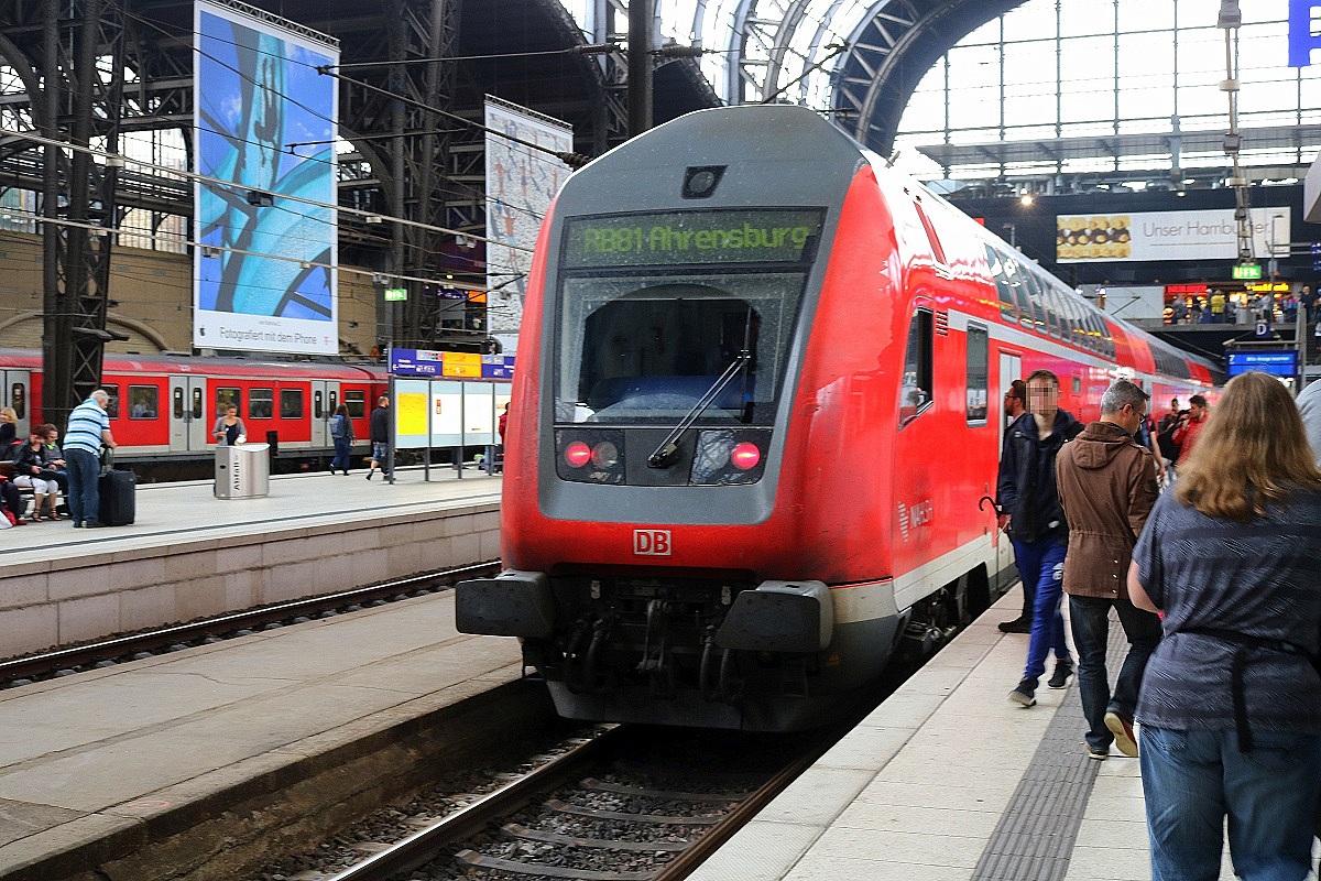 Aufgrund des Gedränges und der großen Menschenmassen in Hamburg Hbf ist es kaum möglich, einen Zug vernünftig zu fotografieren. Hier wurde versucht, DBpbzfa als RB 21370 (RB81) nach Ahrensburg in ihrem Startbahnhof festzuhalten. [29.7.2017 - 13:56 Uhr]