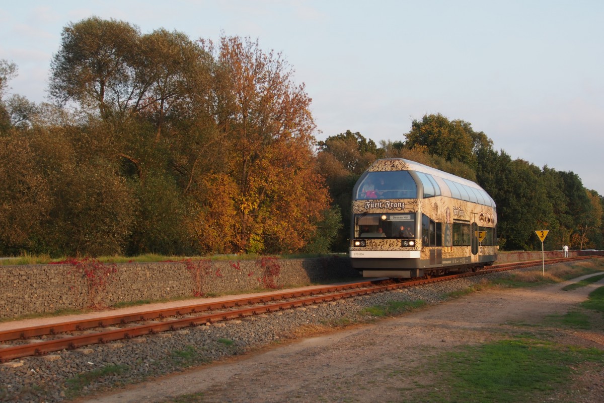 Aufgrund des guten Wetters und eines Flohmarkts in Ferropolis fuhr die DVG 2 Sonderzüge am 4. und 5. Oktober zu eben jenem. Hier zu sehen ist die letzte Planleistung am 5. Oktober Abends, gegen 17.30 in Höhe des  Schlachthofs  bei Dessau.

Dessau, der 5. Oktober 2014