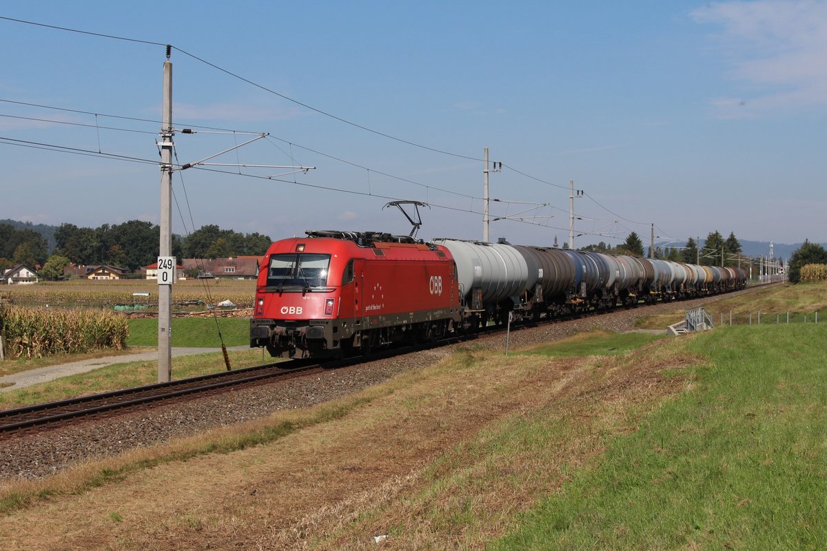 Aufgrund des höheren Verkehrsaufkommens durch den Umleitungsverkehr vom Karawankentunnel auf die Südbahn und den mangelnden Kapazitäten im Bahnhof Spielfeld-Straß werden alle Güterzüge von und nach Slowenien bereits im Bahnhof Leibnitz umgespannt.
Von und nach Slowenien verkehren seit 7. September Triebfahrzeuge der ÖBB Reihe 1216 und die ŠZ Reihe 541. 
Hier bringt am 10.9.2020 die 1216 143 den RID47451 der von Stadlau kommt in Richtung Race