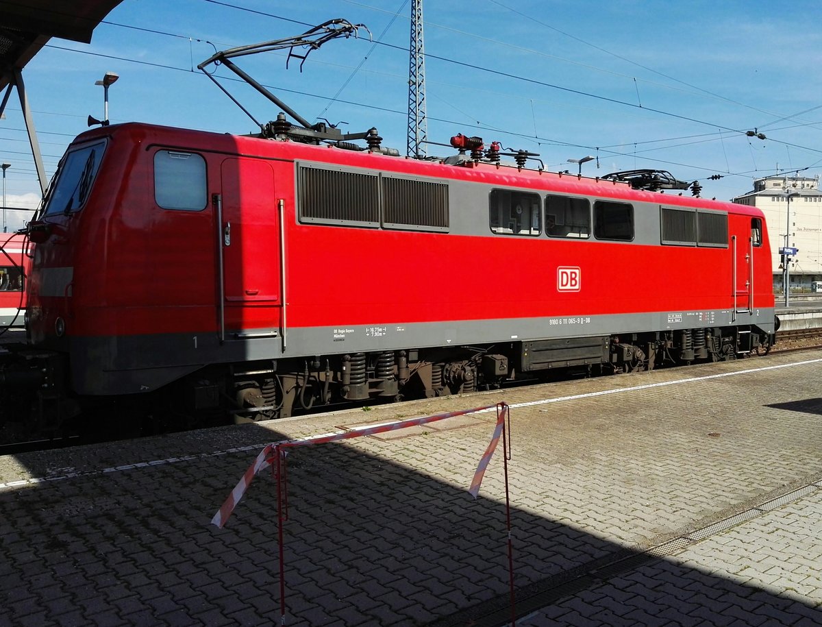Aufgrund des Oktoberfestes und der allgemeinen Bedrohungslage sind an Bahnsteigen 2 Meter Flatterband vorgeschrieben um zu schlecht beleuchtete Bereiche abzusichern. 111 065-9 Plattling 25.09.2016