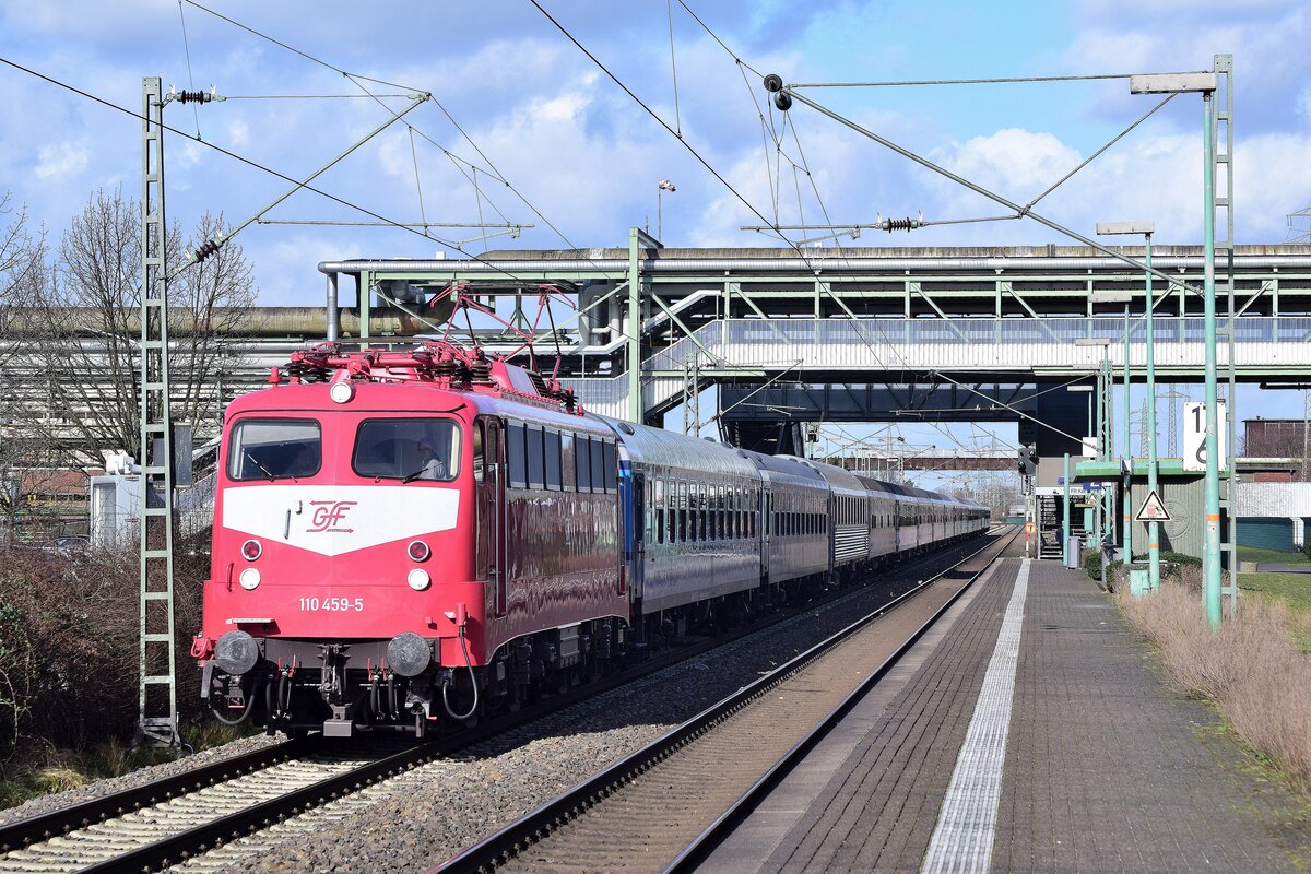 Aufgrund des Orkan Zeynep fuhr der Alpen Express über Tage in die Alpen. Gestern Abend strandete 110 459-5 in Rheydt Odenkirchen und konnte erst heute früh die Fahrt fortsetzen. Erst kurz vor 10 Uhr konnte der Zug Venlo mit einer Verspätung von über 850 Minuten verlassen. Der ursprünglihe Fahrplan wahr somit hinfällig. Da der eue Fahrplan über Krefeld und Dormagen ging konnte ich die Fotostelle in Pulheim leider nicht umsetzen. So entschloss ich mich den Zug in Dormagen Bayerwerk abzulichten. Hier rauscht der Zug durch Dormagen Bayerwerk in Richtung Köln Ehrenfeld. Dort wurde noch einmal Kopf gemacht um den Zug wieder in die richtige Reihung zu bringen da der Zug auf dem Laufweg mehrfach geteilt wird. Diese Fahrt dürften die Fahrgäste so schnell nicht vergessen.

Dormagen 19.02.2022