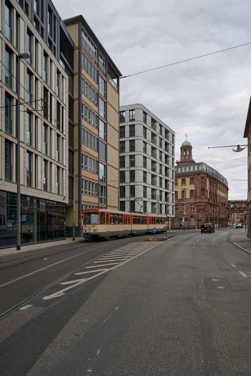 Aufgrund des Osthafenfestivals in Frankfurt am 25. und 26.07.2026 f�hrte der historische Stra�enbahnverein Frankfurt einen Pendelverkehr durch. Die historischen Fahrzeuge pendelten dabei zwischen Hauptbahnhof und Fechenheim. Pt 148 war am 26.07. auf dem Weg in Richtung Hauptbahnhof und