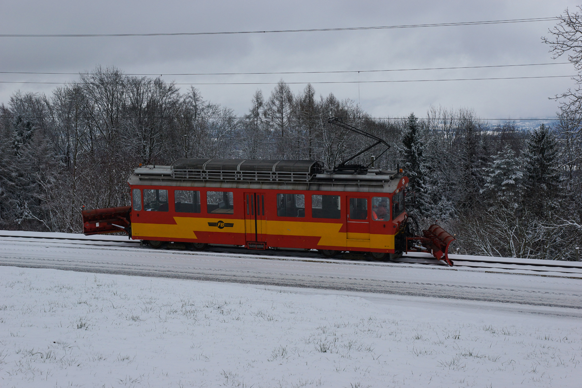 Aufgrund des starken Schneefalls kam am 27.12.2014 auch der Xe 4/4 9 zum Einsatz. Ich konnte dieses Dienstfahrzeug unterhalb von Scheuren ablichten.