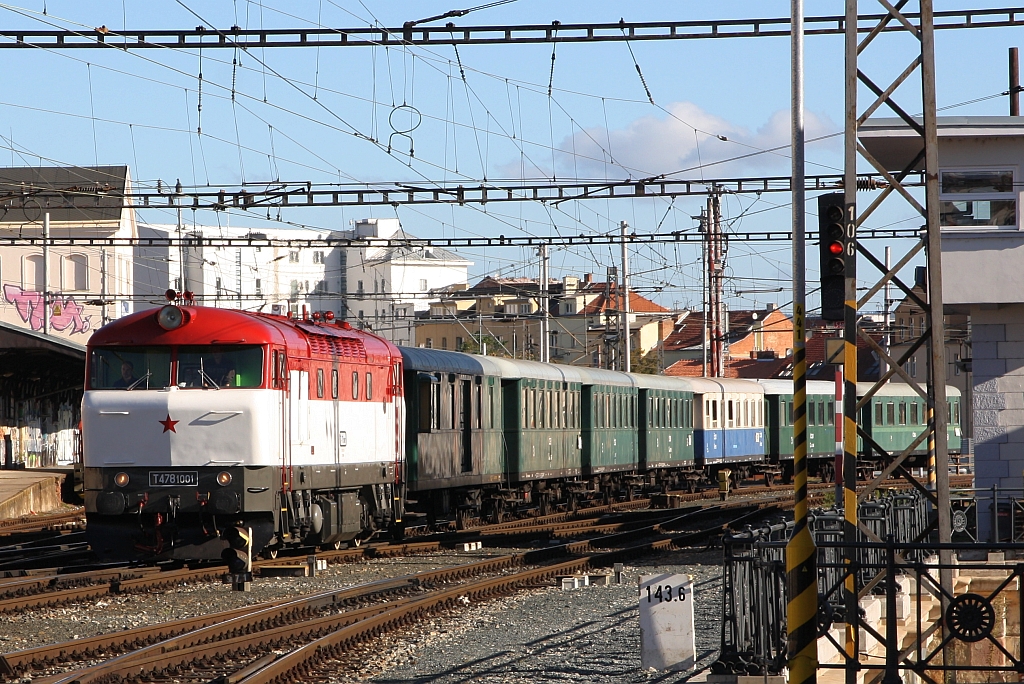 Aufgrund des wegen Trockenheit verhängtem Dampflokverbot wird am 29.September 2018 im Bahnhof Brno hl.n. der Os 11776 nach Boskovice anstelle der vorgesehenen CSD 433 001 mit der CSD T478 1001 bereitgestellt.