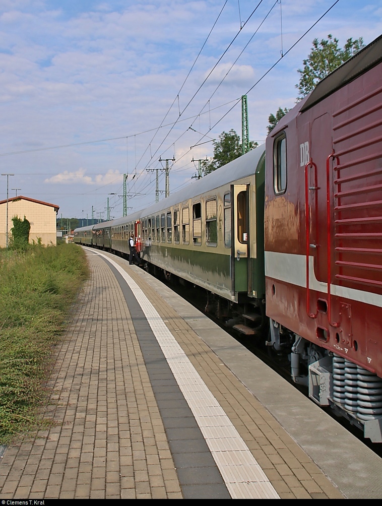 Aufgrund eines (außerplanmäßigen?) Signalhalts im Bahnhof Großheringen konnte der Spielzeug-Express auf der Rückfahrt von Sonneberg(Thür)Hbf nach Erfurt Hbf am Bahnsteig fotografiert werden.
Die Zuglok 143 005-7 (243 005-6) der Traditionsgemeinschaft Bw Halle P e.V. konnte dabei nicht komplett aufgenommen werden, da sie schon zu weit vorn stand.
Anlass war ein Besuch im Deutschen Spielzeugmuseum in Sonneberg.
(Neubearbeitung mit verbessertem Schnitt)
[16.6.2018 | 17:53 Uhr]