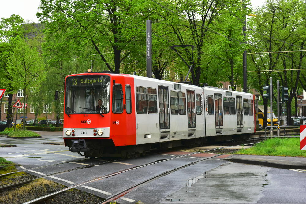 Aufgrund eines Brandes unter der Hochbahn zwischen den Haltestellen  Geldernstr./Parkgürtel  und  Neusser Str./Gürtel  in der Nacht vom 15. auf den 16.04.2017 verkehrt die Linie 13 bis auf Weiteres mit Einzelwagen.
2111 kurz nach der Haltestelle  Euskirchener Straße  am 17.04.2017.
