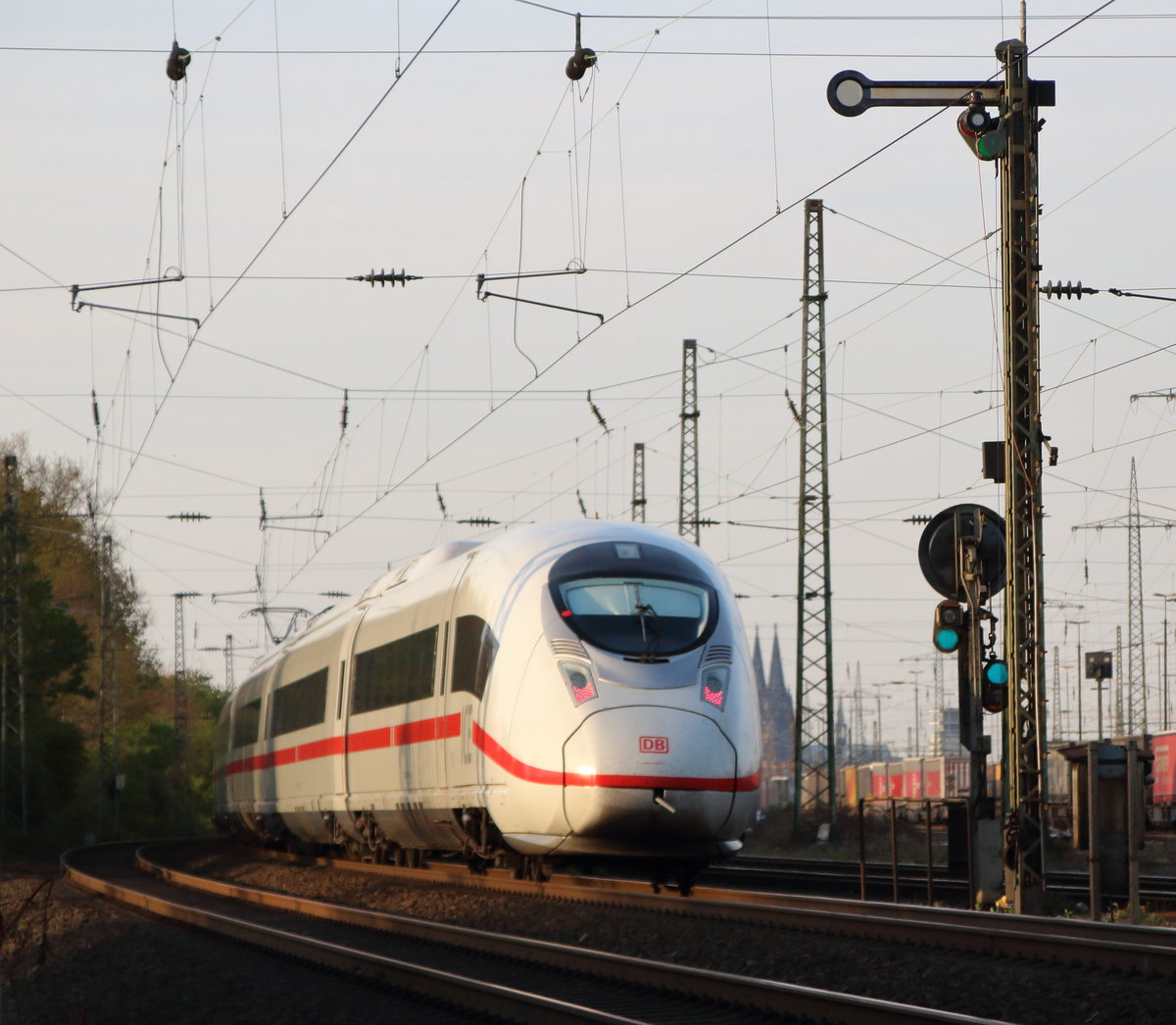 Aufgrund eines  Notarzteinsatzes am Gleis , war die Schnellfahrstrecke Köln-Rhein/Main gesperrt. Aus diesem Grund wurden alle Züge über die Rechte und Linke Rheinstrecke umgeleitet. So auch ICE 516 (München Hbf - Dortmund Hbf), der hier nördlich von Köln Eifeltor zu sehen ist.

Köln Eifeltor, 30. April 2017