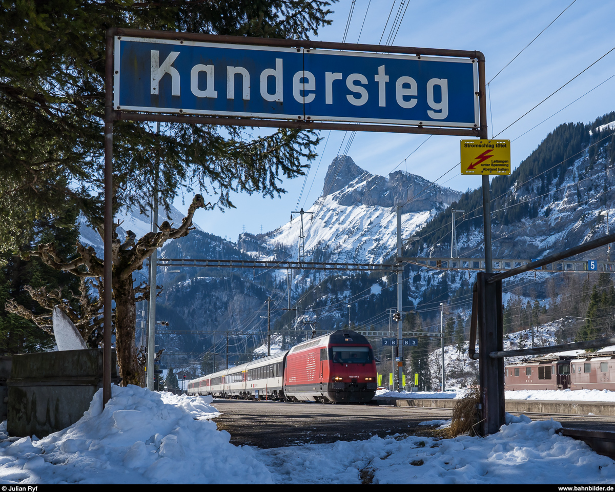 Aufgrund eines Wassereinbruchs im Lötschberg-Basistunnel mit folgender Teilsperre verkehren zurzeit vermehrt Züge via Bergstrecke.<br>
Re 460 107 mit umgeleitetem IC 6 Brig - Basel am 9. Februar 2020 bei der Durchfahrt durch den Bahnhof Kandersteg.