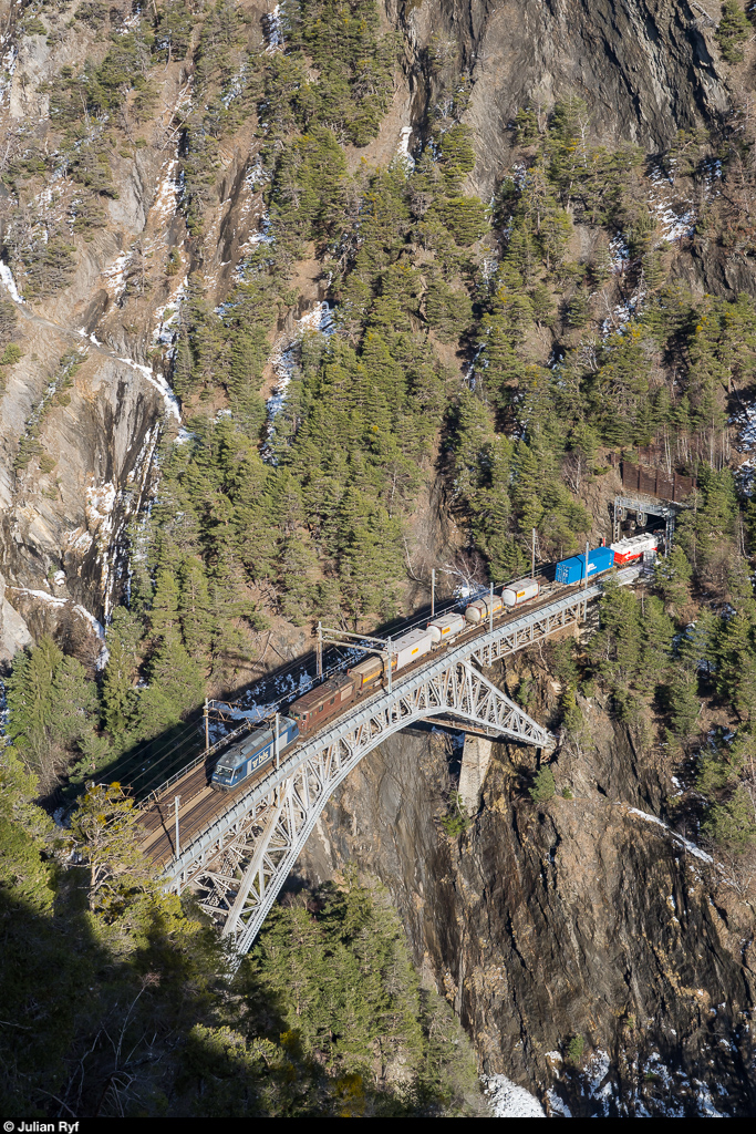 Aufgrund eines Wassereinbruchs im Lötschberg-Basistunnel mit folgender Teilsperre verkehren zurzeit vermehrt Züge via Bergstrecke.<br>
BLS Cargo UKV-Zug mit Re 465 014 und Re 4/4 177 am 9. Februar 2020 auf der Bietschtalbrücke.