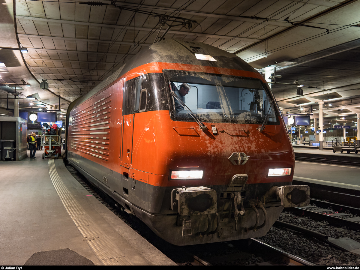 Aufgrund eines Wassereinbruchs im Lötschberg-Basistunnel mit folgender Teilsperre verkehren zurzeit vermehrt Züge via Bergstrecke.<br>
Der Wassereinbruch hat aber auch Auswirkungen auf die durch den LBT verkehrenden Züge. Neben Verspätungen aufgrund des Einspurbetriebs wurden einige am Anfang noch durch die betroffene Tunnelröhre verkehrenden Züge stark verschlammt. Die hier am 9. Februar 2020 mit einem IC 8 in Bern auf die Abfahrt wartende Re 460 gehört dabei noch zu den Loks, die es nicht so schlimm getroffen hat. Weitere Infos auf der <a href= https://www.srf.ch/news/schweiz/nach-wassereinbruch-eine-roehre-des-loetschberg-basistunnels-bleibt-mehrere-tage-zu >SRF-Website</a>.