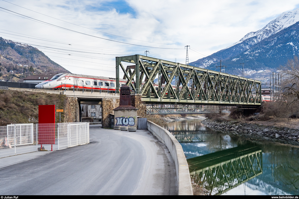 Aufgrund eines Wassereinbruchs im Lötschberg-Basistunnel mit folgender Teilsperre verkehren zurzeit vermehrt Züge via Bergstrecke.<br>
Trenitalia ETR 610 als EC 50 am 15. Februar 2020 auf der Rhonebrücke ausgangs Brig.