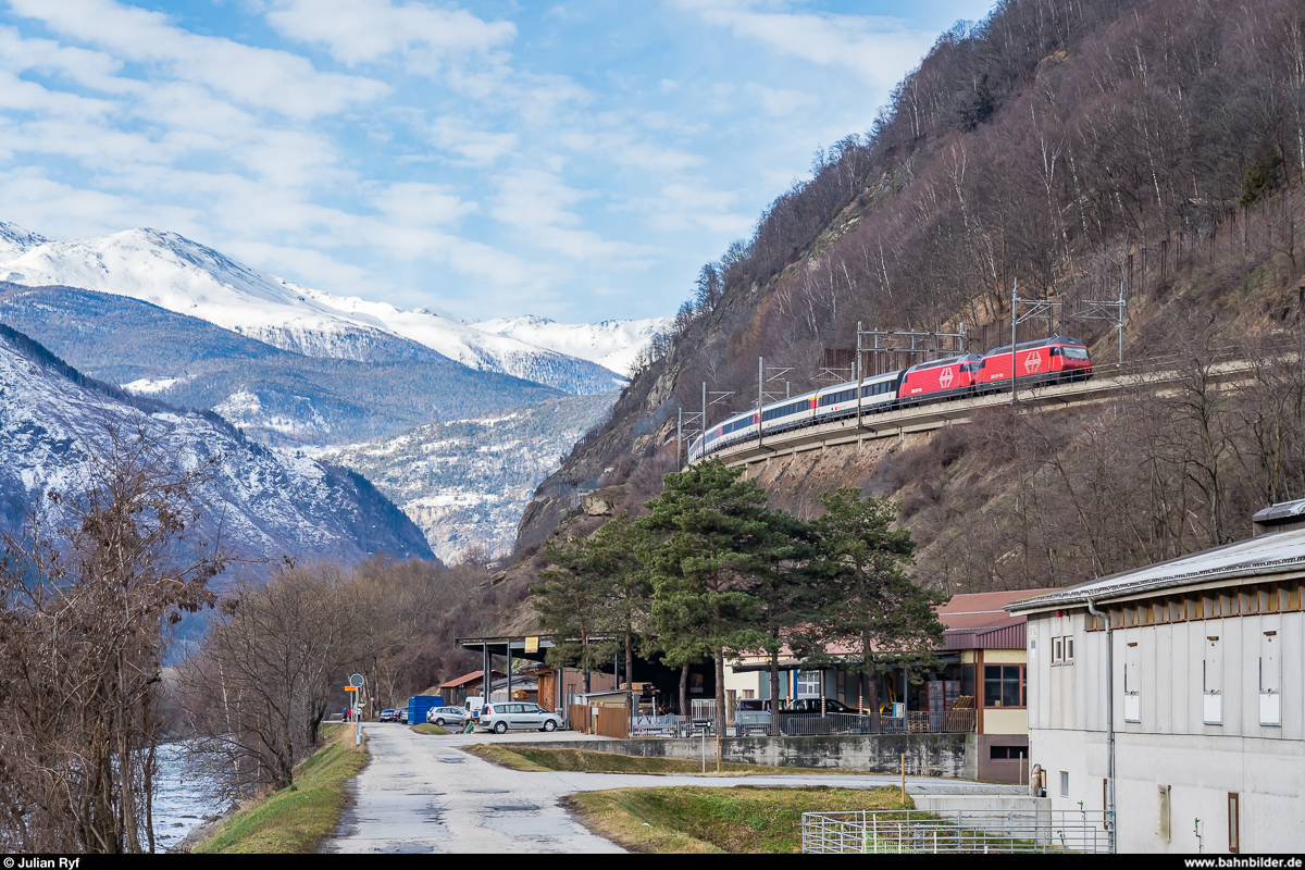 Aufgrund eines Wassereinbruchs im Lötschberg-Basistunnel mit folgender Teilsperre verkehren zurzeit vermehrt Züge via Bergstrecke.<br>
Eine Doppeltraktion Re 460 schiebt am am 15. Februar 2020 einen EW-IV-Pendel bei Brig die Lötschberg-Südrampe hinauf.