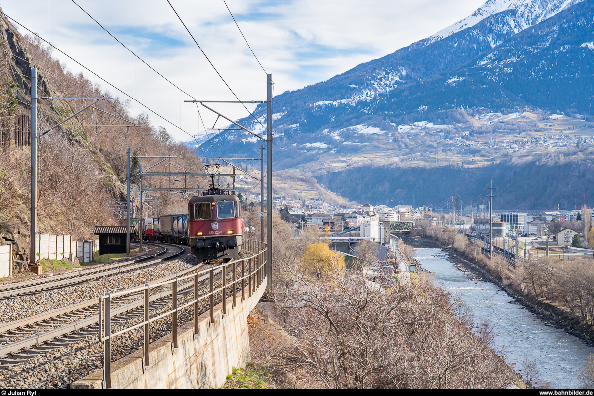 Aufgrund eines Wassereinbruchs im Lötschberg-Basistunnel mit folgender Teilsperre verkehren zurzeit vermehrt Züge via Bergstrecke.<br>
SBB Cargo Re 4/4 II 11325 und eine Re 6/6 mit einem UKV-Zug am 15. Februar 2020 kurz nach Brig.