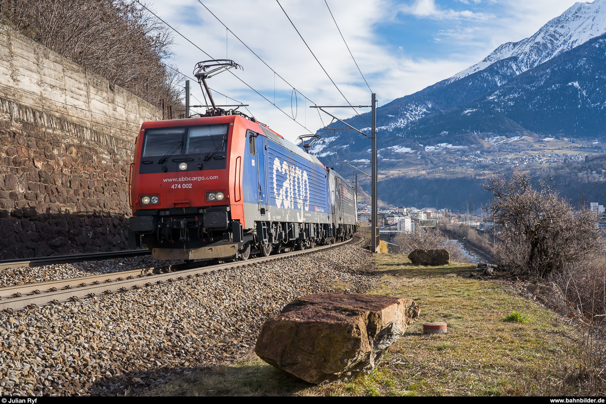 Aufgrund eines Wassereinbruchs im Lötschberg-Basistunnel mit folgender Teilsperre verkehren zurzeit vermehrt Züge via Bergstrecke.<br>
SBB Cargo Re 474 002 und eine MRCE-Schwesterlok mit einem UKV-Zug am 15. Februar 2020 kurz nach Brig.