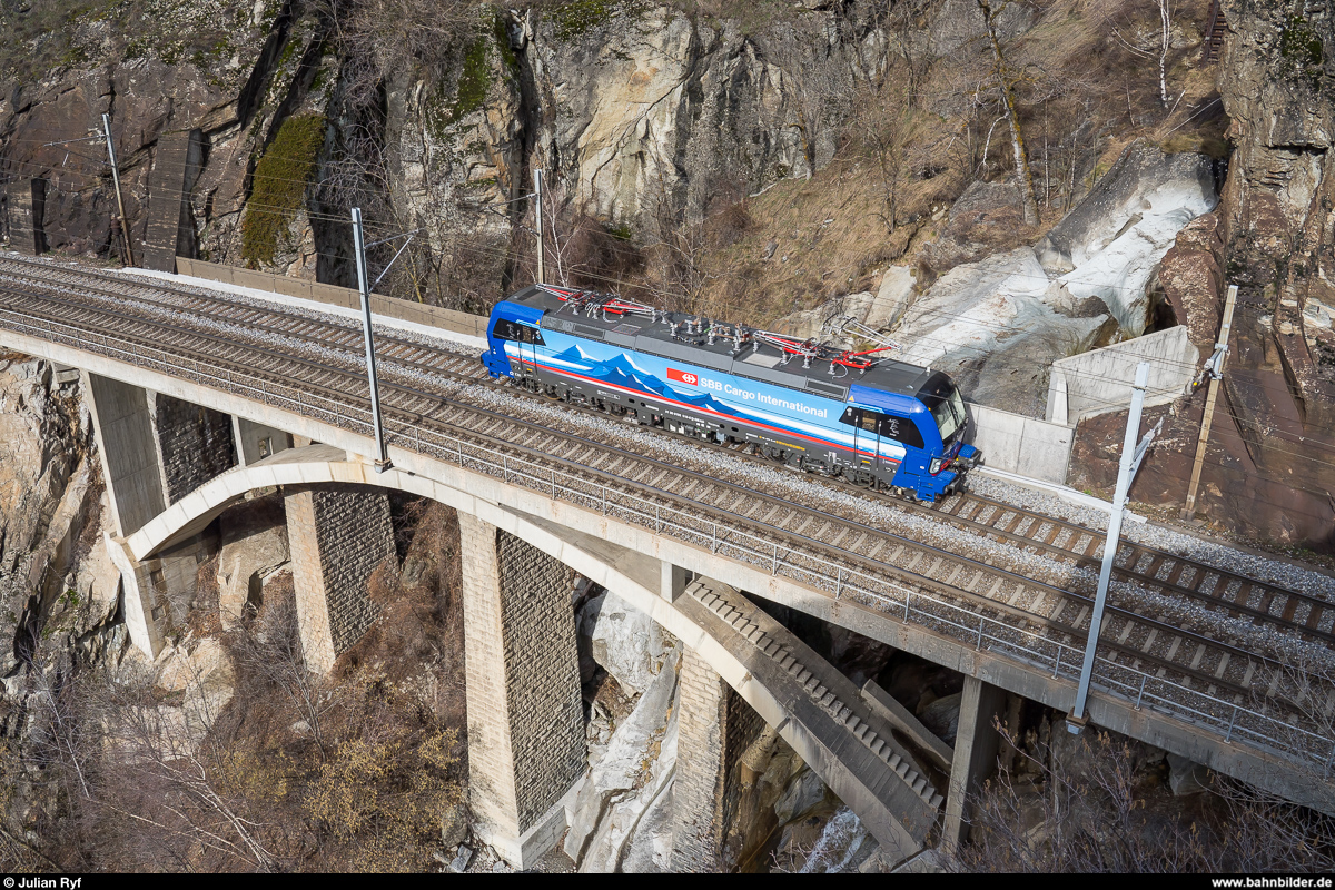 Aufgrund eines Wassereinbruchs im Lötschberg-Basistunnel mit folgender Teilsperre verkehren zurzeit vermehrt Züge via Bergstrecke.<br>
Die erst wenige Wochen alte 193 519 als Lokzug Goppenstein - Domodossola nach einem Einsatz als Schiebelok am 15. Februar 2020 an der Südrampe auf dem Mundbachviadukt.