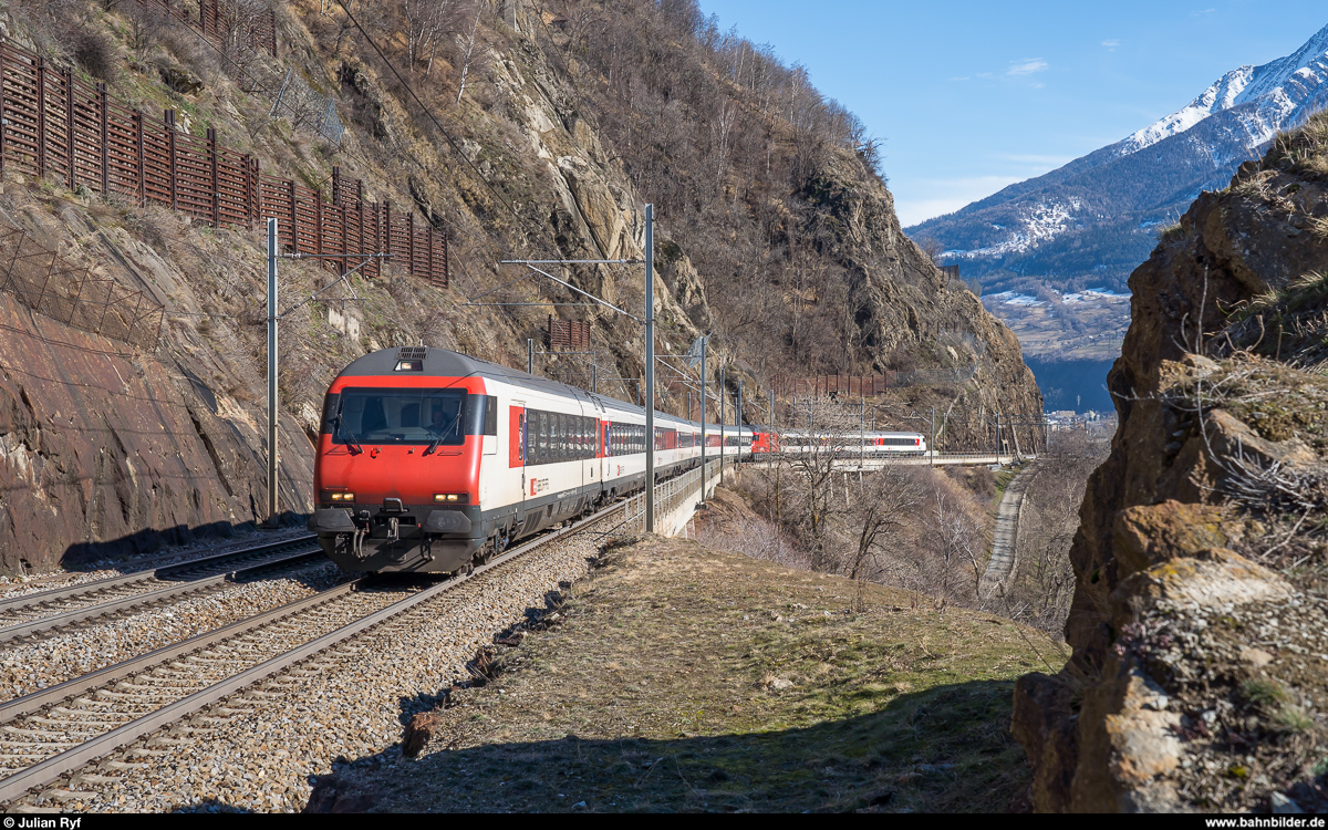 Aufgrund eines Wassereinbruchs im Lötschberg-Basistunnel mit folgender Teilsperre verkehren zurzeit vermehrt Züge via Bergstrecke.<br>
EW-IV-Pendel am 15. Februar 2020 bei Gamsen.