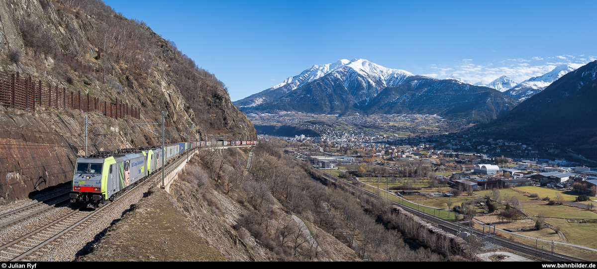 Aufgrund eines Wassereinbruchs im Lötschberg-Basistunnel mit folgender Teilsperre verkehren zurzeit vermehrt Züge via Bergstrecke.<br>
BLS Cargo Re 486 501 und eine Schwesterlok am 15. Februar 2020 mit einem UKV-Zug bei Gamsen. Als Schiebelok hilft die hier nicht sichtbare Re 4/4 178.