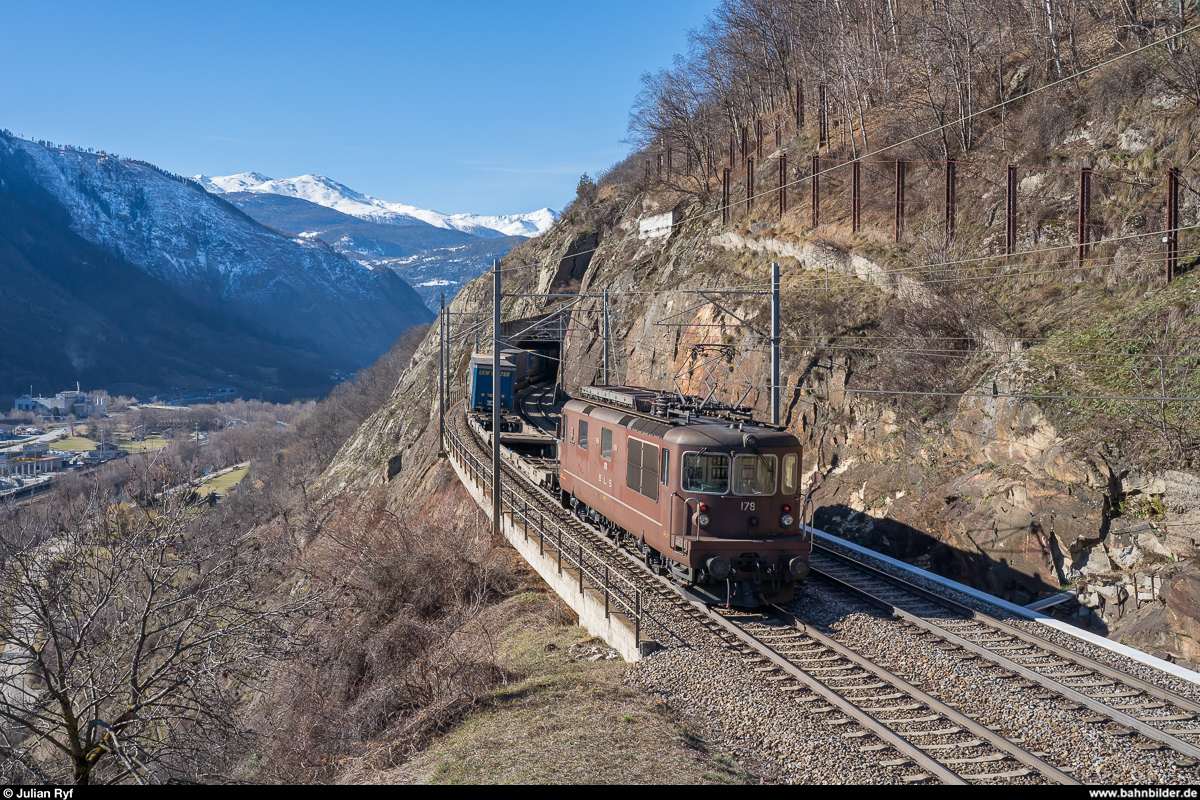 Aufgrund eines Wassereinbruchs im Lötschberg-Basistunnel mit folgender Teilsperre verkehren zurzeit vermehrt Züge via Bergstrecke.<br>
BLS Re 4/4 178 als Schiebelok am UKV-Zug vom vorherigen Bild am 15. Februar 2020 bei Gamsen.