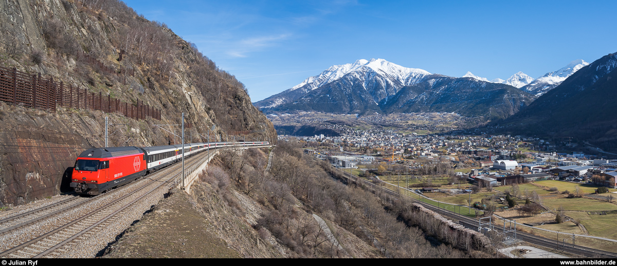 Aufgrund eines Wassereinbruchs im Lötschberg-Basistunnel mit folgender Teilsperre verkehren zurzeit vermehrt Züge via Bergstrecke.<br>
Re 460 116 mit IC 6 am 15. Februar 2020 bei Gamsen. 
Man beachte bei den Bildern auch den sehr abwechslungsreichen Gleiswechselbetrieb, wohl aufgrund der SIM-Züge, welche teilweise nur auf einem der beiden Gleise verkehren dürfen.
