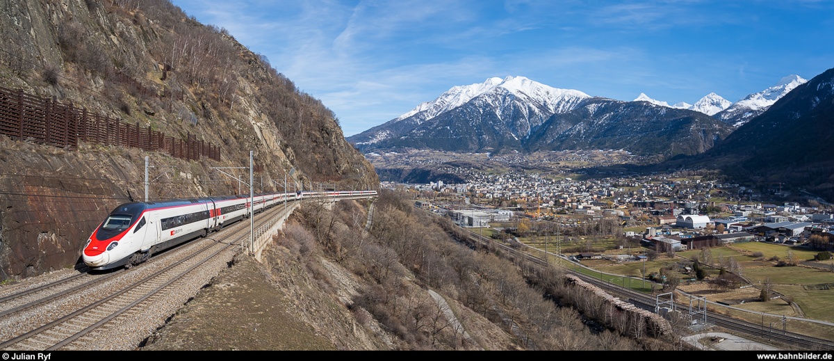 Aufgrund eines Wassereinbruchs im Lötschberg-Basistunnel mit folgender Teilsperre verkehren zurzeit vermehrt Züge via Bergstrecke.<br>
Doppeltraktion RABe 503 als EC 52 Milano Centrale - Frankfurt am 15. Februar 2020 bei Gamsen.
