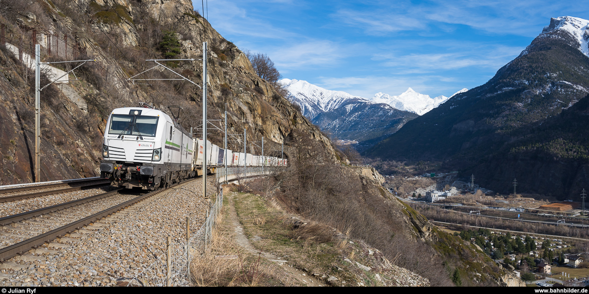 Aufgrund eines Wassereinbruchs im Lötschberg-Basistunnel mit folgender Teilsperre verkehren zurzeit vermehrt Züge via Bergstrecke.<br>
Railcare Rem 476 454 mit Coop-Zug Brig - Niederbottigen am 15. Februar 2020 bei Brigerbad.