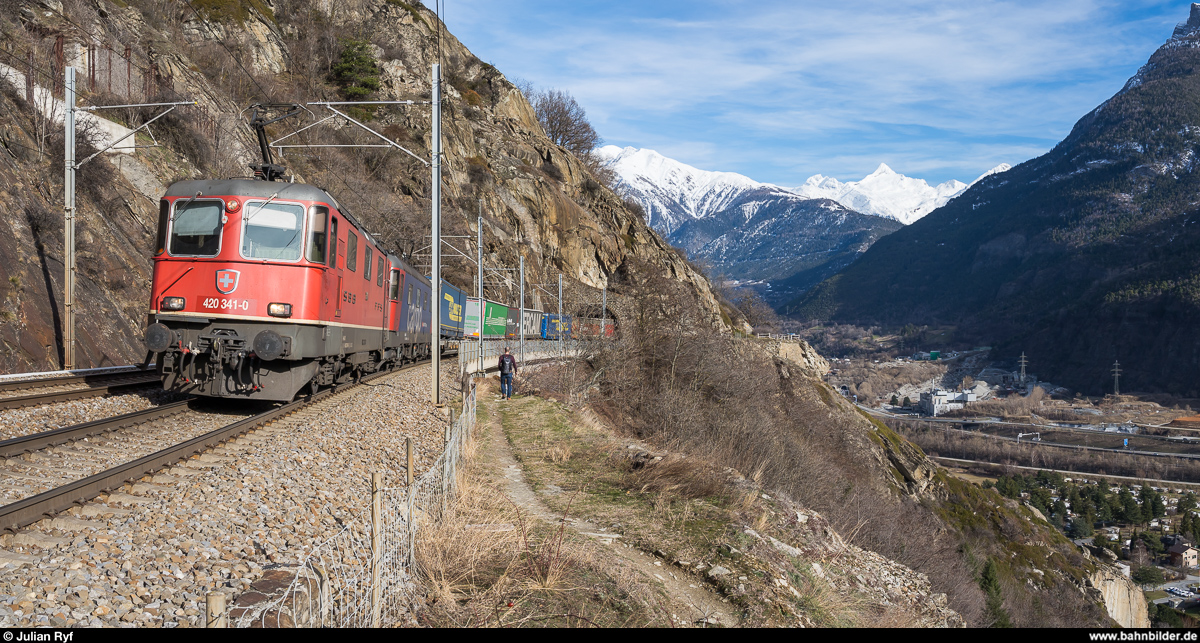 Aufgrund eines Wassereinbruchs im Lötschberg-Basistunnel mit folgender Teilsperre verkehren zurzeit vermehrt Züge via Bergstrecke.<br>
Re 4/4 II 11341 zusammen mit einer Re 6/6 vor einem UKV-Zug am 15. Februar 2020 bei Brigerbad.