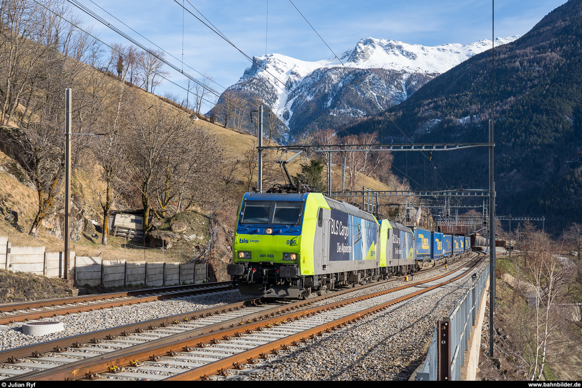 Aufgrund eines Wassereinbruchs im Lötschberg-Basistunnel mit folgender Teilsperre verkehren zurzeit vermehrt Züge via Bergstrecke.<br>
BLS Re 485 006 und eine Schwesterlok mit einem LKW-Walter-UKV-Zug am 15. Februar 2020 bei der Durchfahrt in Lalden.