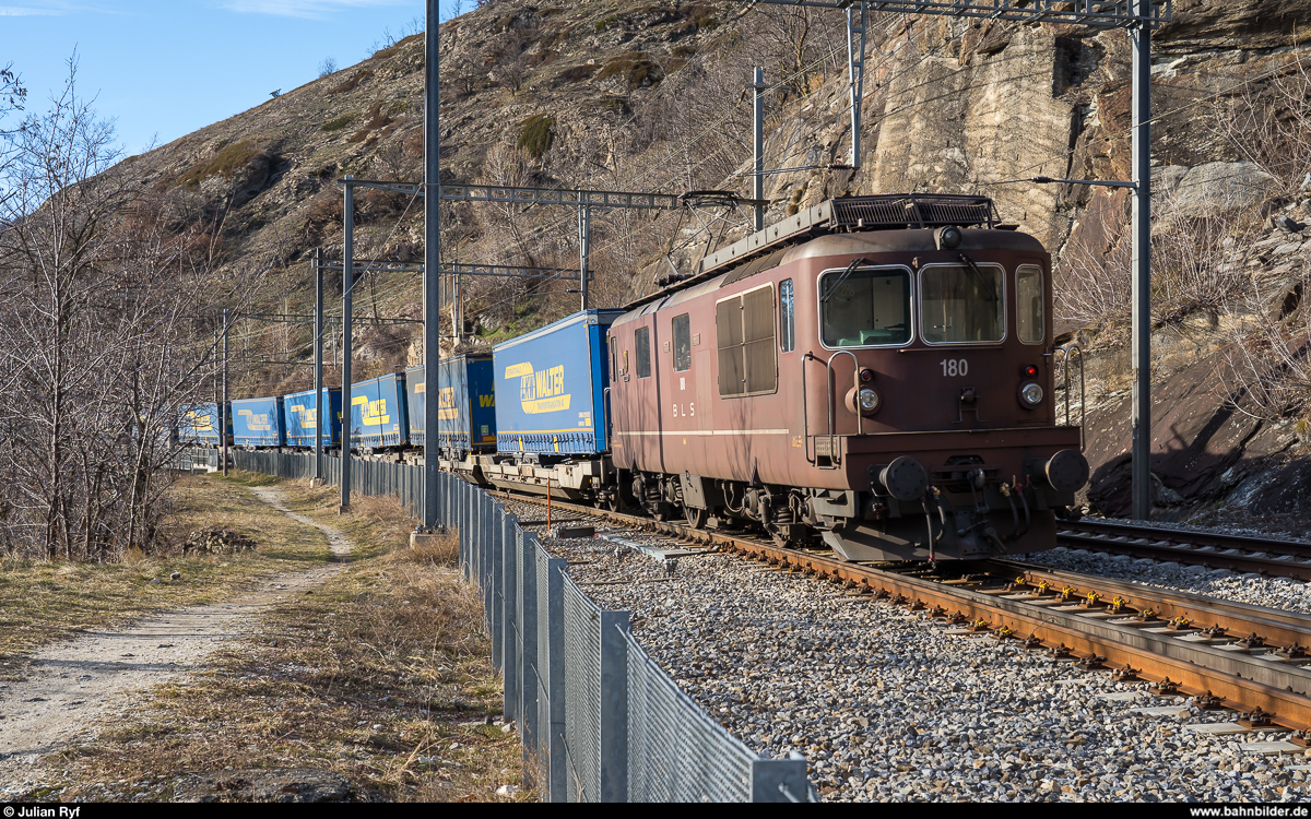 Aufgrund eines Wassereinbruchs im Lötschberg-Basistunnel mit folgender Teilsperre verkehren zurzeit vermehrt Züge via Bergstrecke.<br>
BLS Re 4/4 180 als Schiebelok an einem LKW-Walter-UKV-Zug am 15. Februar 2020 bei Lalden.