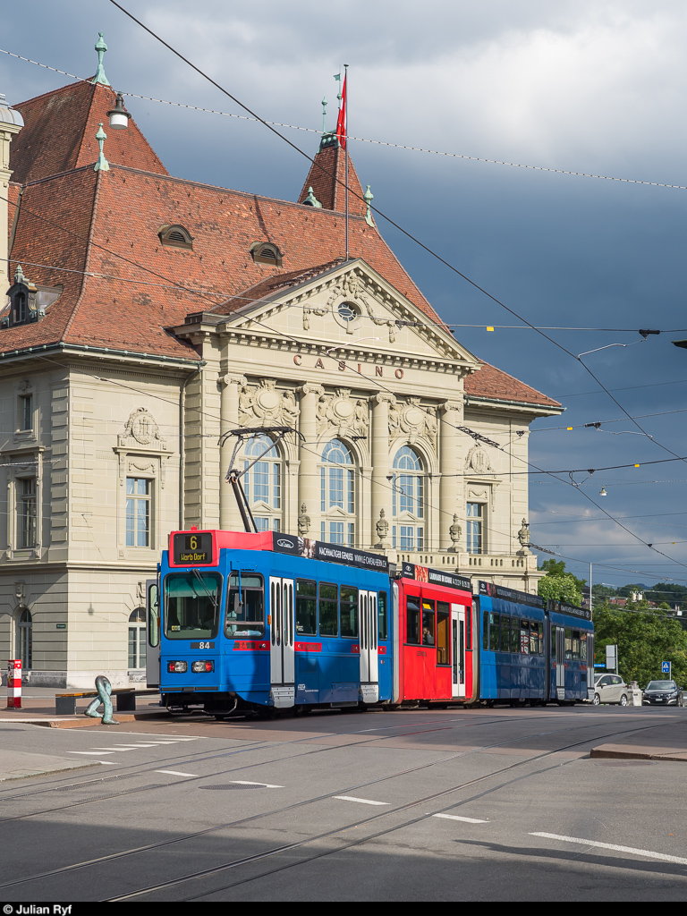 Aufgrund eines Weichendefekts in Siloah können auf dem Ostast der Linie 6 zurzeit nur Zweirichtungsfahrzeuge eingesetzt werden. Da von den RBS Be 4/10 nicht genügend Fahrzeuge zur Verfügung stehen, ist die Linie 6 deshalb zurzeit zweigeteilt. Zwischen Bahnhof und Fischermätteli verkehren BERNMOBIL-Trams, während die Blauen Bähnli wie früher zwischen Worb Dorf und Zytglogge pendeln.<br>
Am 16. Juni 2020 wartet der RBS Be 4/10 84 am Casinoplatz auf die Abfahrt.