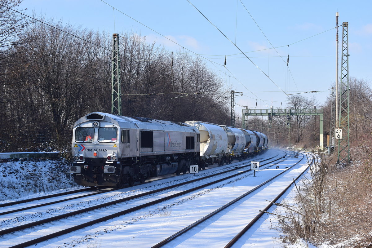 Aufgrund einiger Schadhafter 271er und 278er übernahm am heutigen Tage eine 266er den Braunkohlestaubzug von Neuss nach Niederaußem. Hier kam sie mit mächtig Sound durch Erftwerk gefahren.

Grevenbroich 09.02.2021