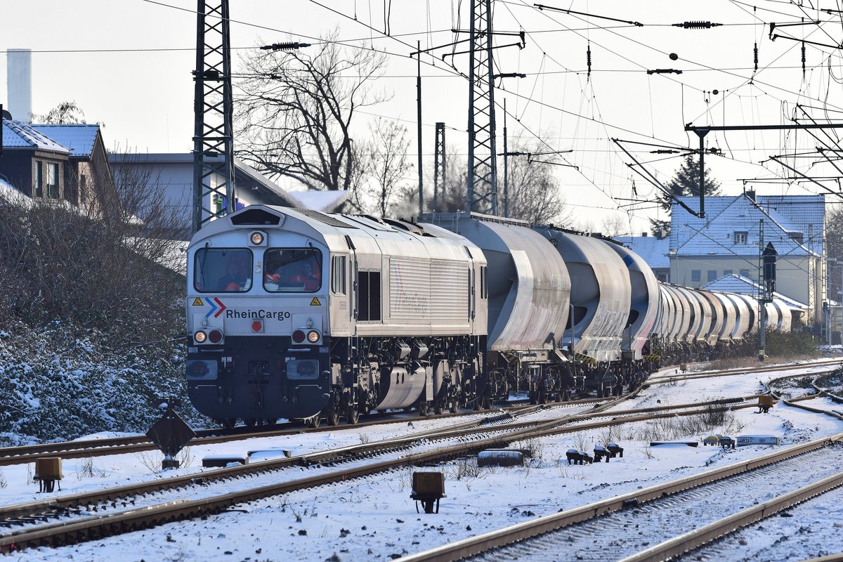 Aufgrund einiger Schadhafter 271er und 278er übernahm am heutigen Tage eine 266er den Braunkohlestaubzug von Neuss nach Niederaußem und zurück. Hier kommt sie mit dem Zug durch Grevenbroich nach Neuss.

Grevenbroich 09.02.2021